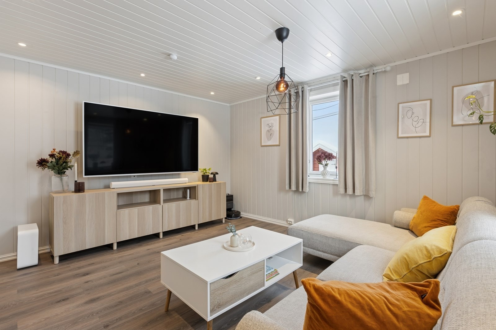 Innholdsrik bolig med lyst inntrykk som gir gode muligheter for å innrede etter eget ønske. Galleribilde