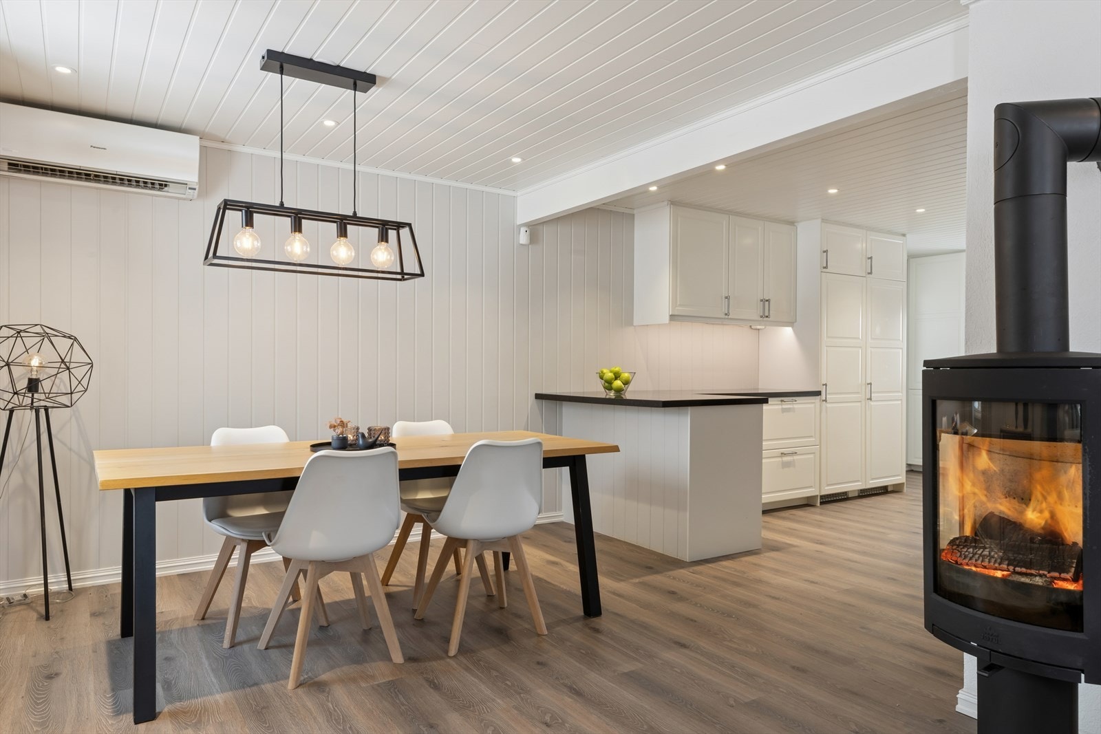 Boligen oppvarmes med blant annet luft-til-luft varmepumpe, vedfyring og varmekabler. Galleribilde