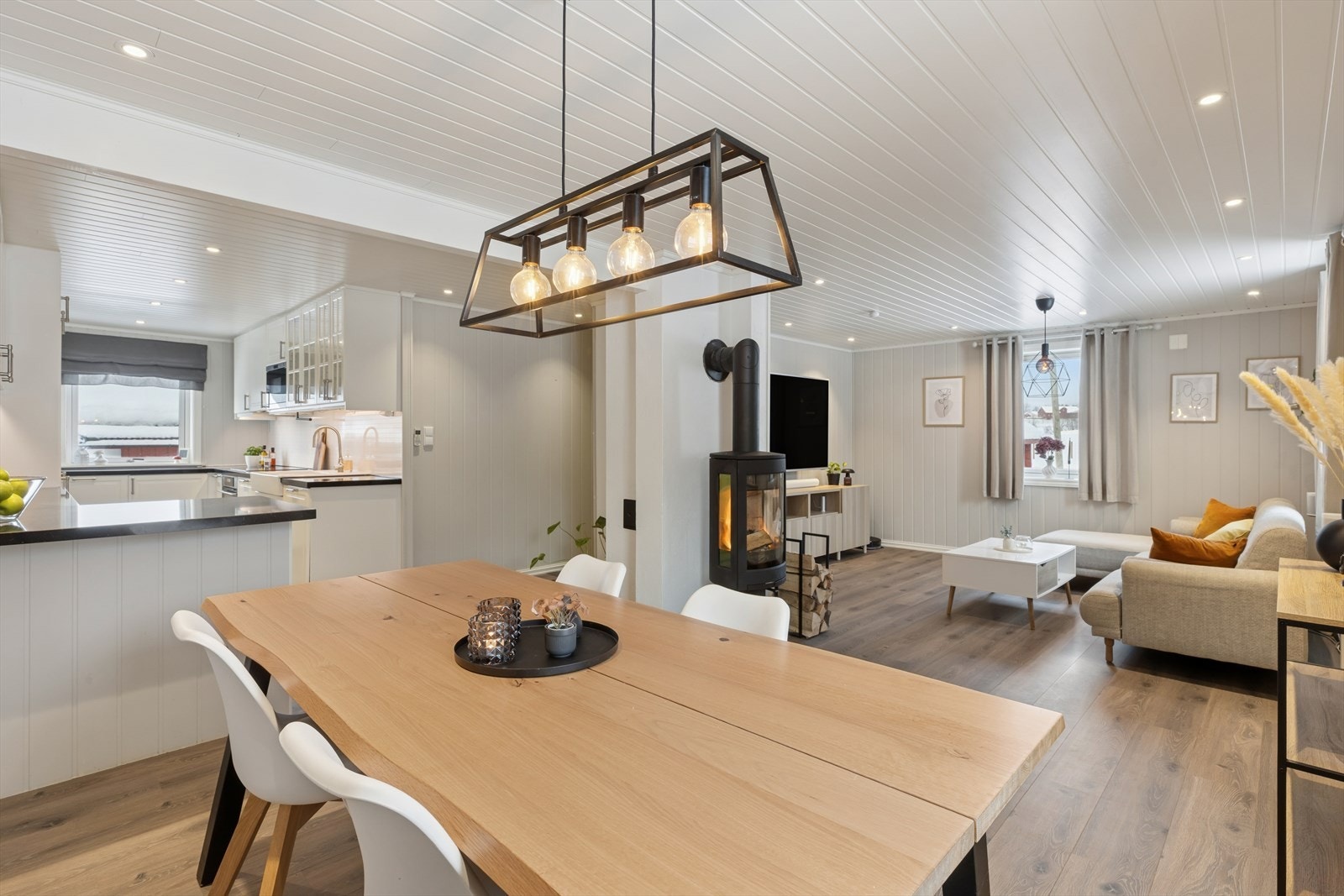 Gjennomgående planløsning i første etasje med god flyt mellom rommene. Galleribilde