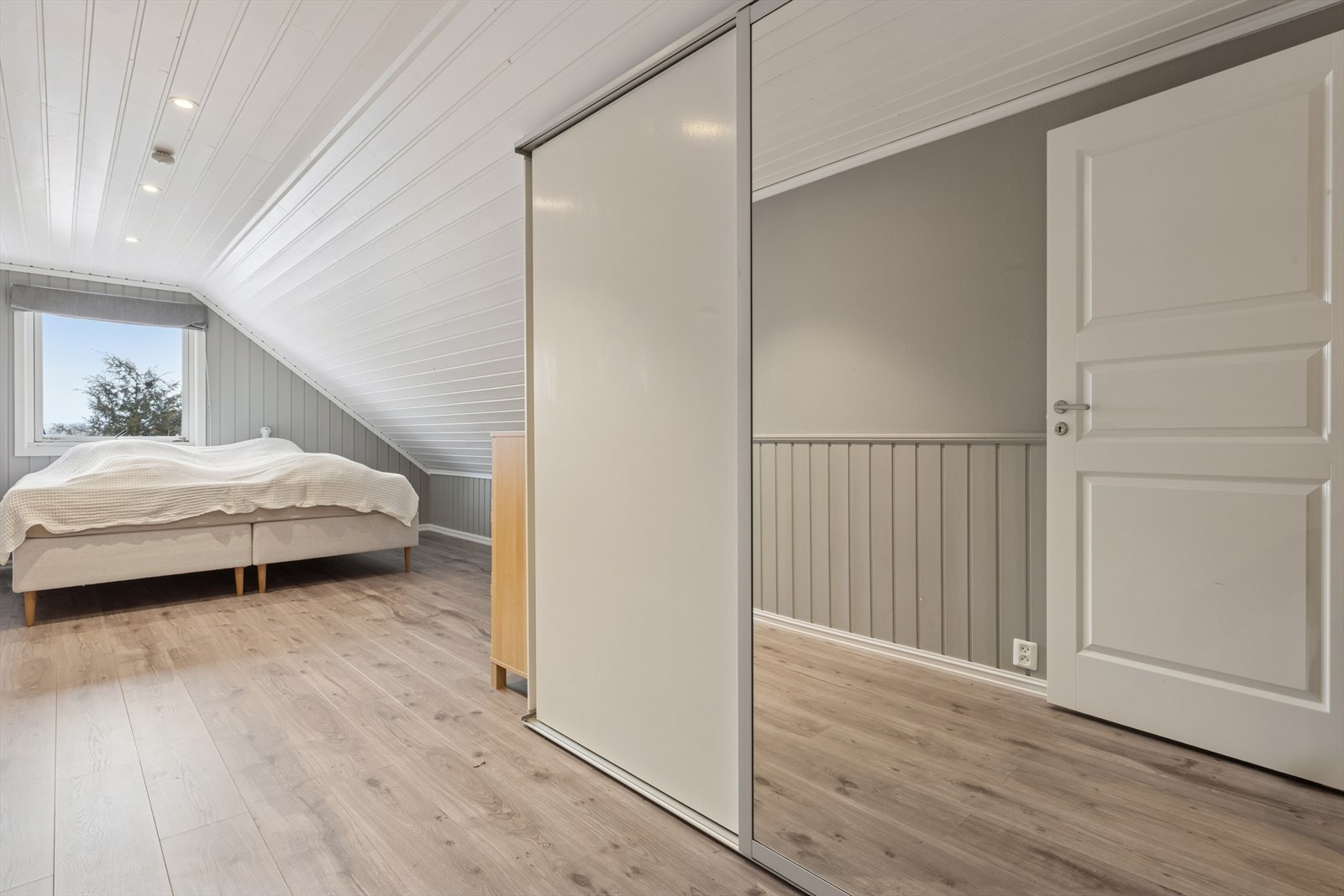 Romslig soverom i andre etasje med plass til garderobeløsning. Galleribilde