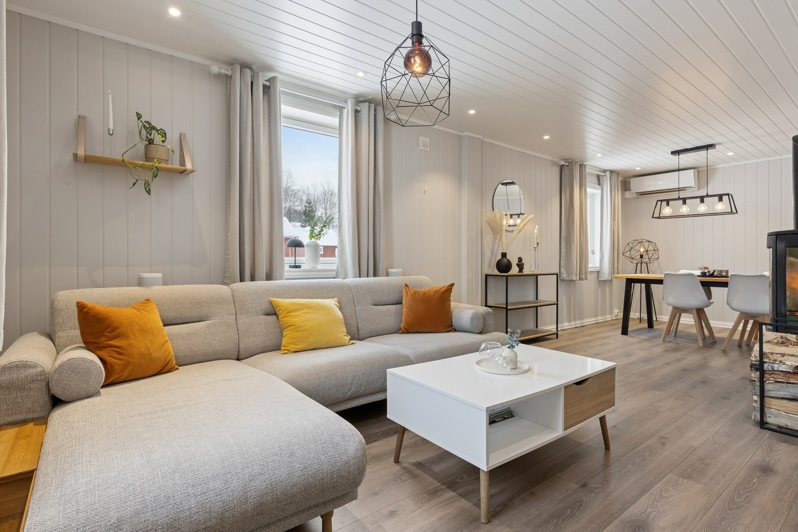 Stuen i hoveddelen har en god og åpen løsning mot kjøkkenet. Galleribilde