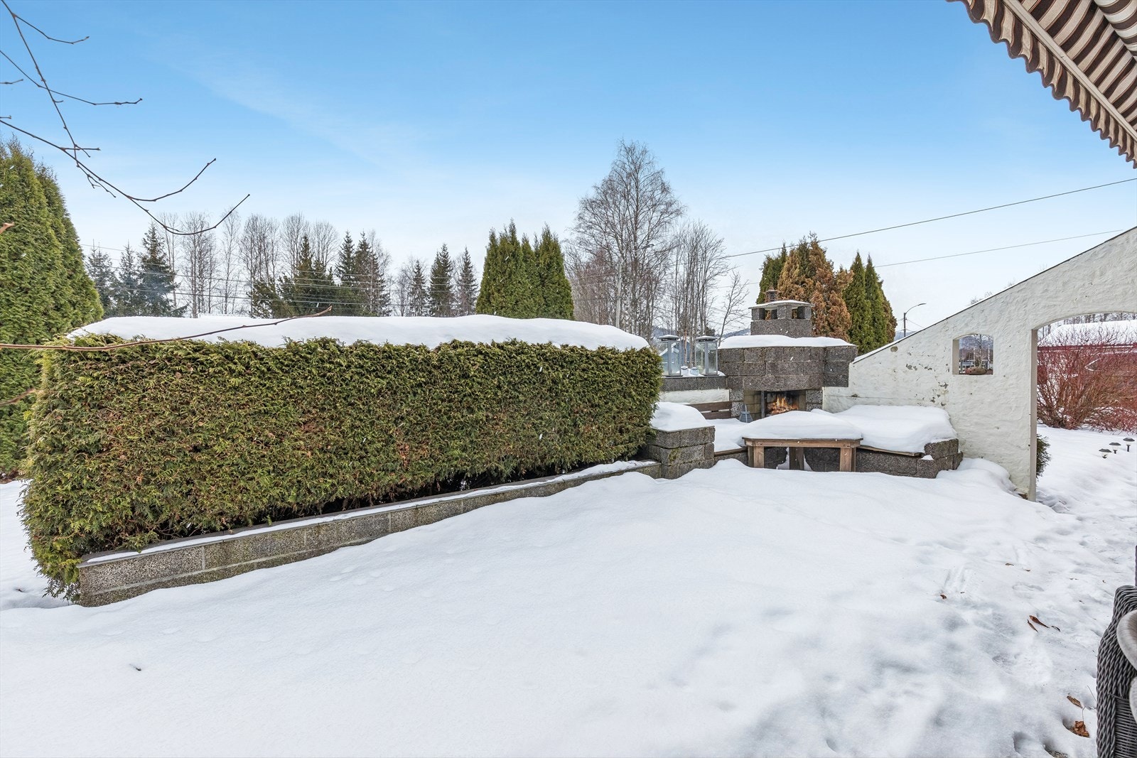 Utepeisen skaper en hyggelig ramme for kveldene på terrassen. Galleribilde