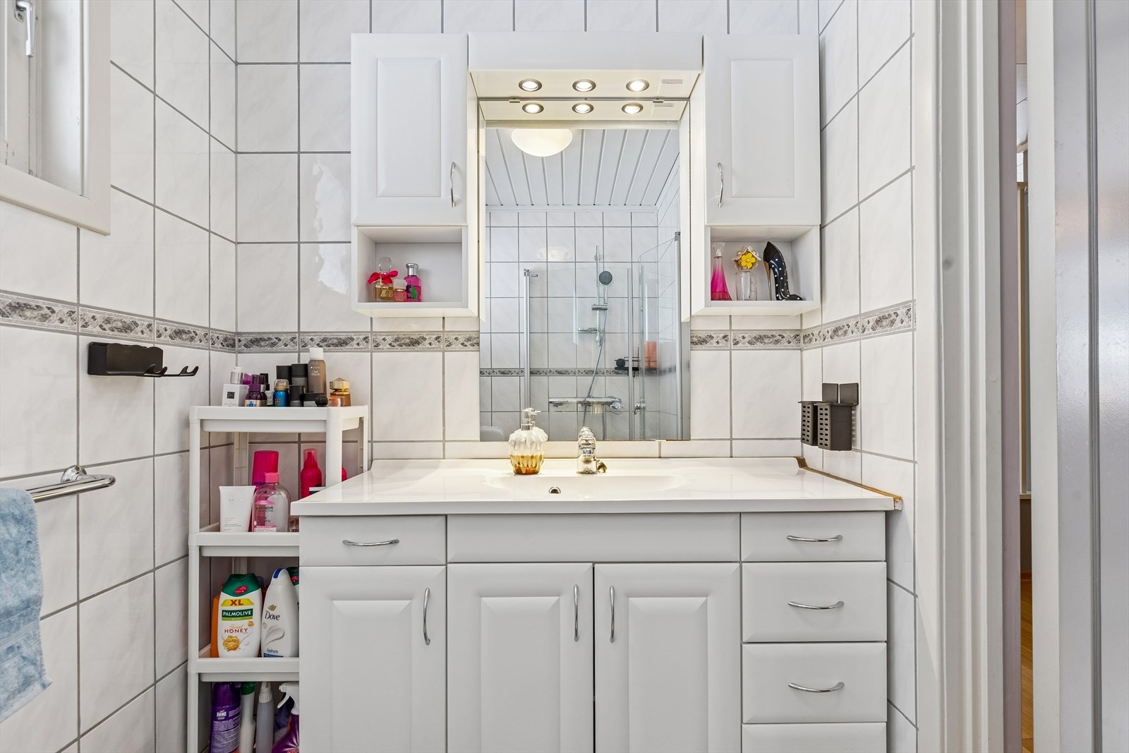 Baderomsinnredning med god oppbevaringsplass i skuffer og overskap. Galleribilde