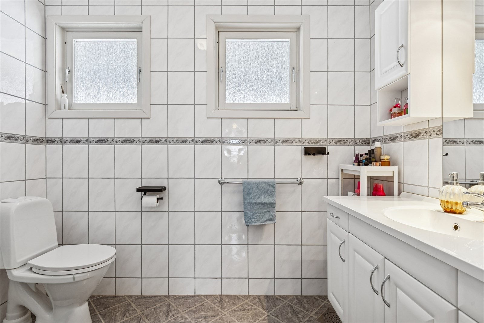 Helfliset bad med toalett og servant med underskap. Galleribilde