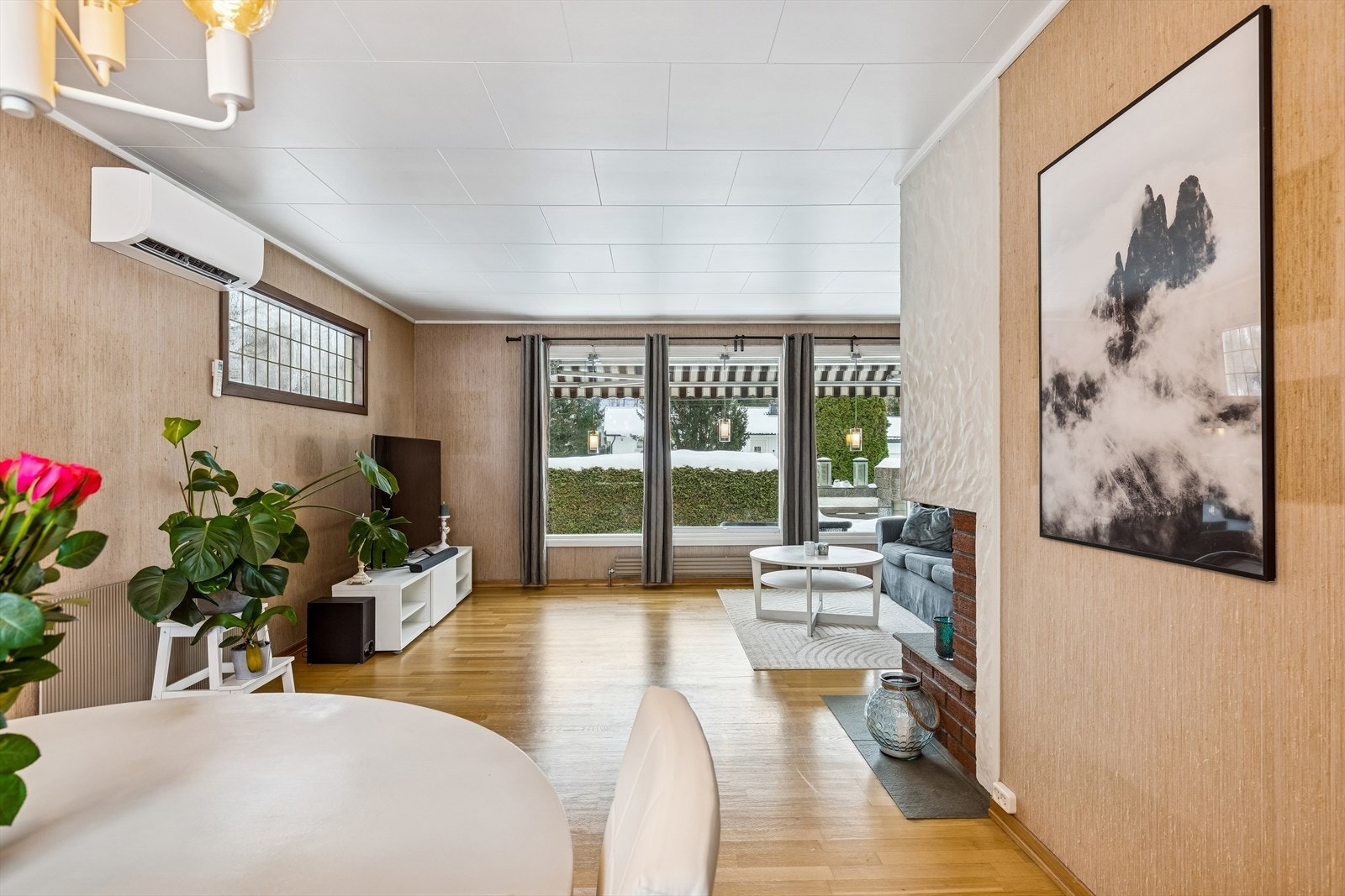 Store vindusflater gir rikelig med dagslys og utsikt mot hagen. Galleribilde