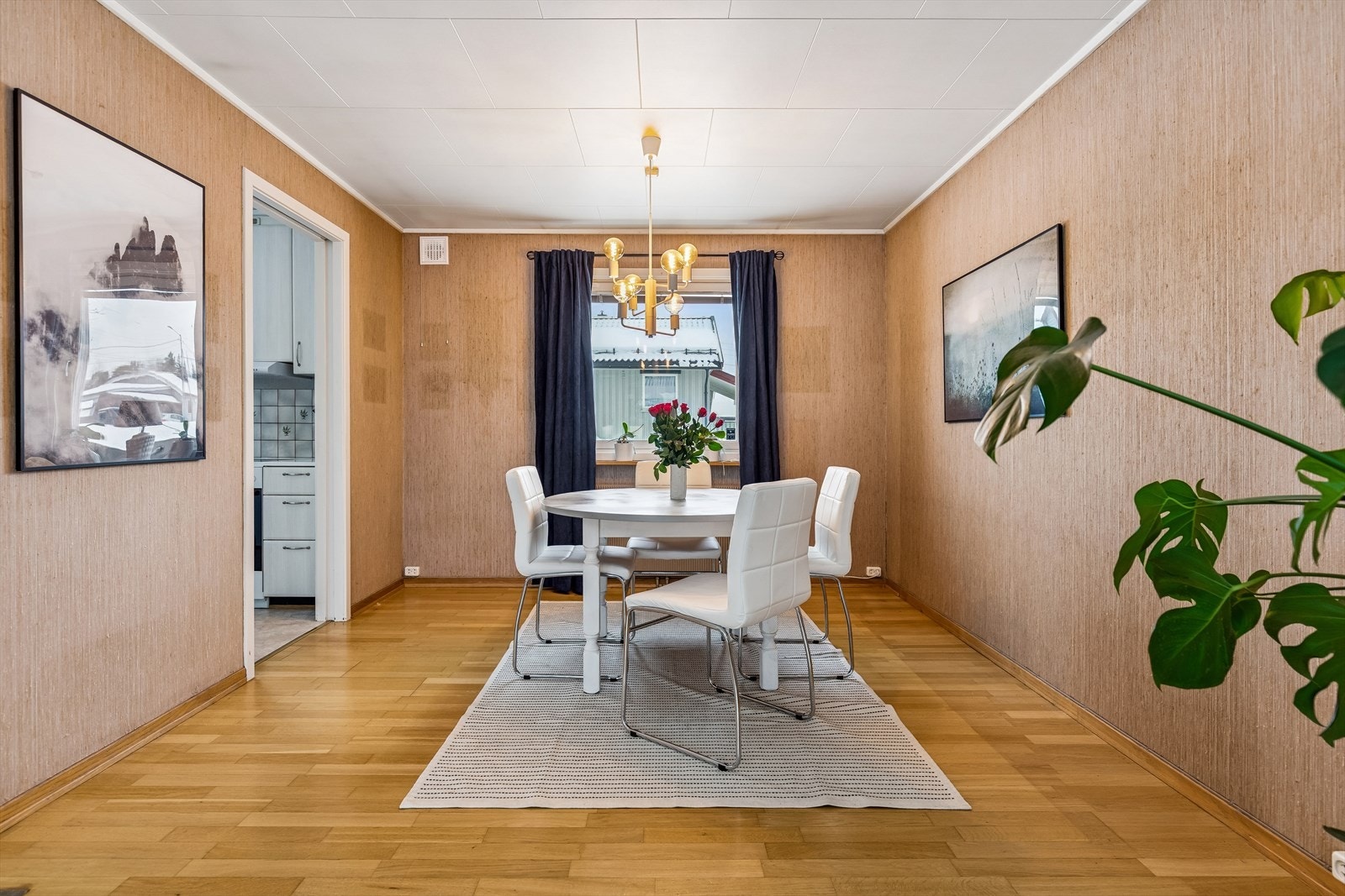 Spisestuen har plass til et stort spisebord for hyggelige måltider. Galleribilde