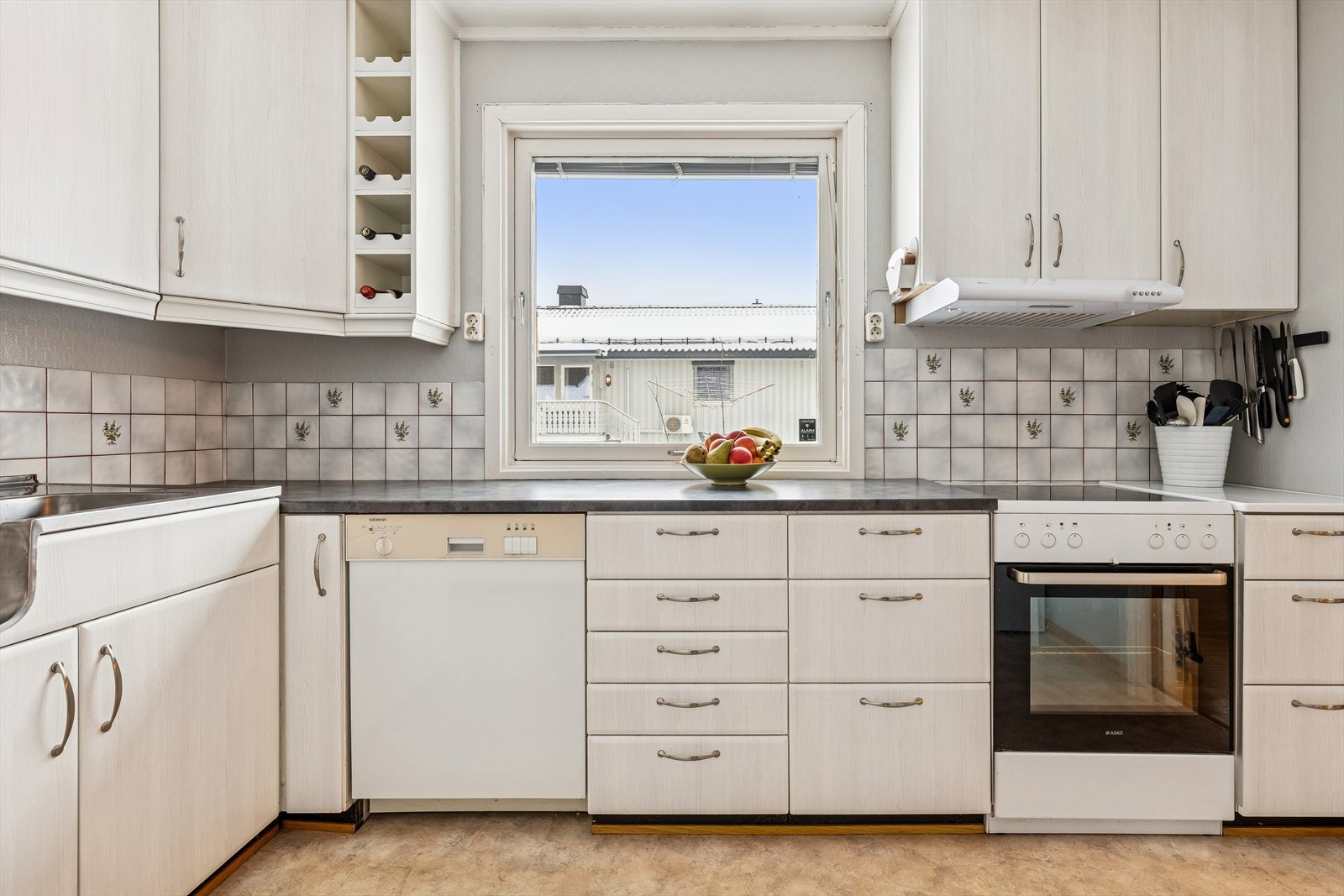 Praktisk arbeidsbenk med komfyr, oppvaskmaskin og god belysning. Galleribilde