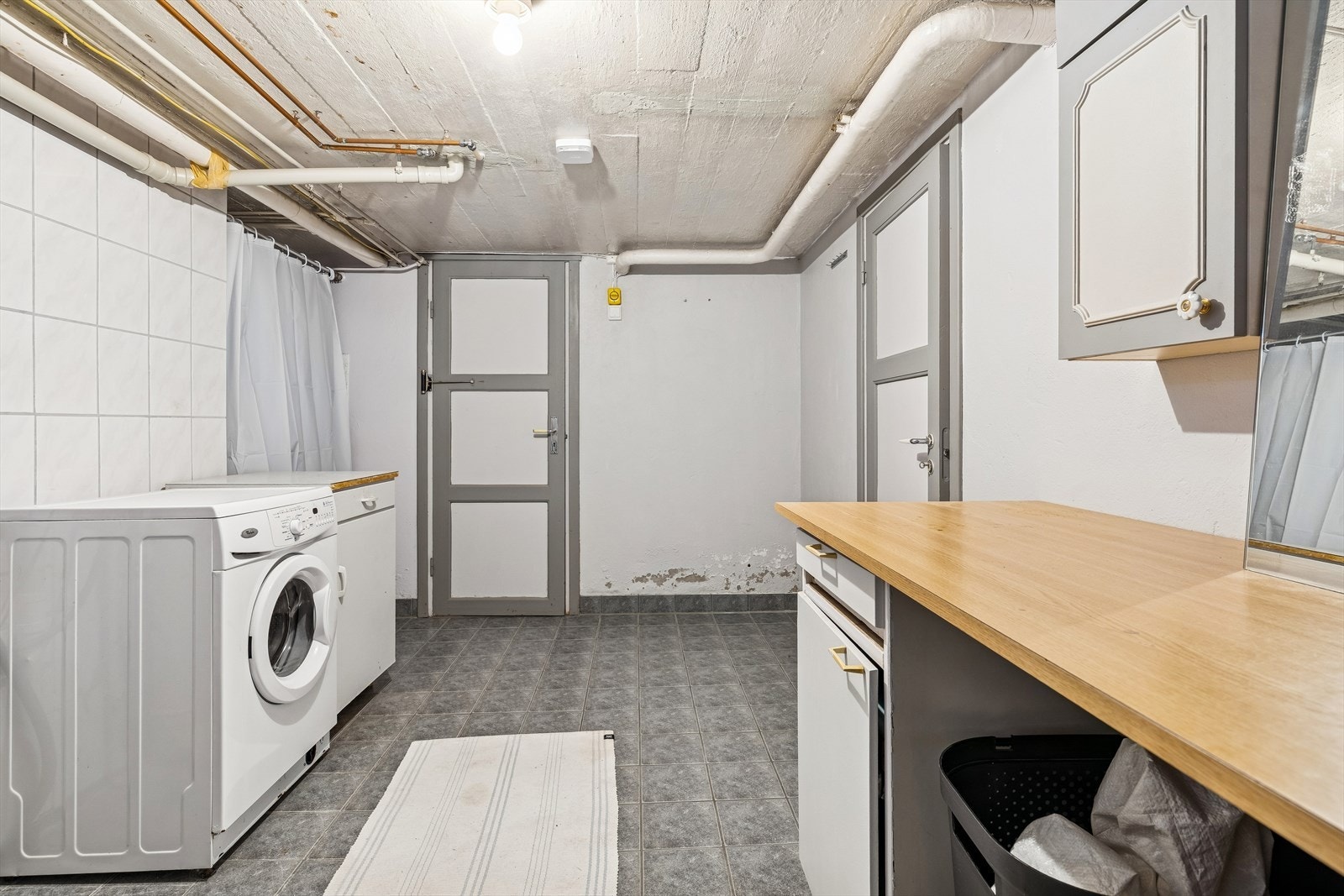 Praktisk vaskerom i underetasjen med god benkeplass og opplegg for vaskemaskin. Galleribilde