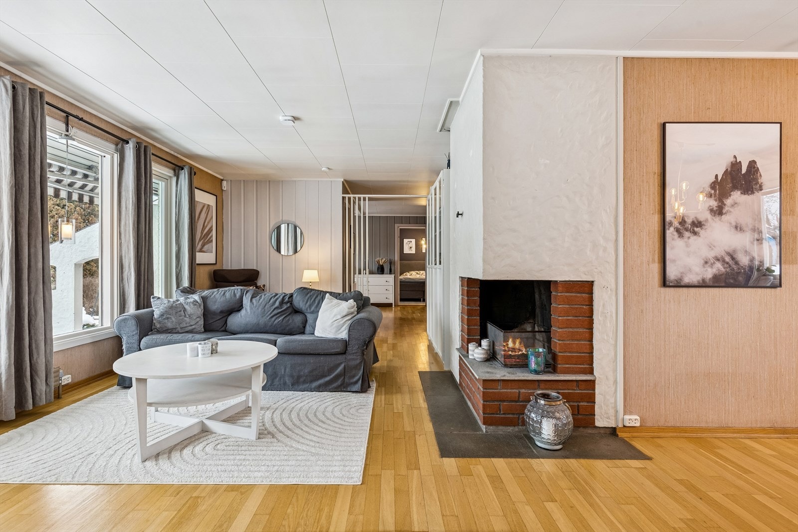 Åpen løsning mellom stue og spisestue gir en luftig romfølelse. Galleribilde