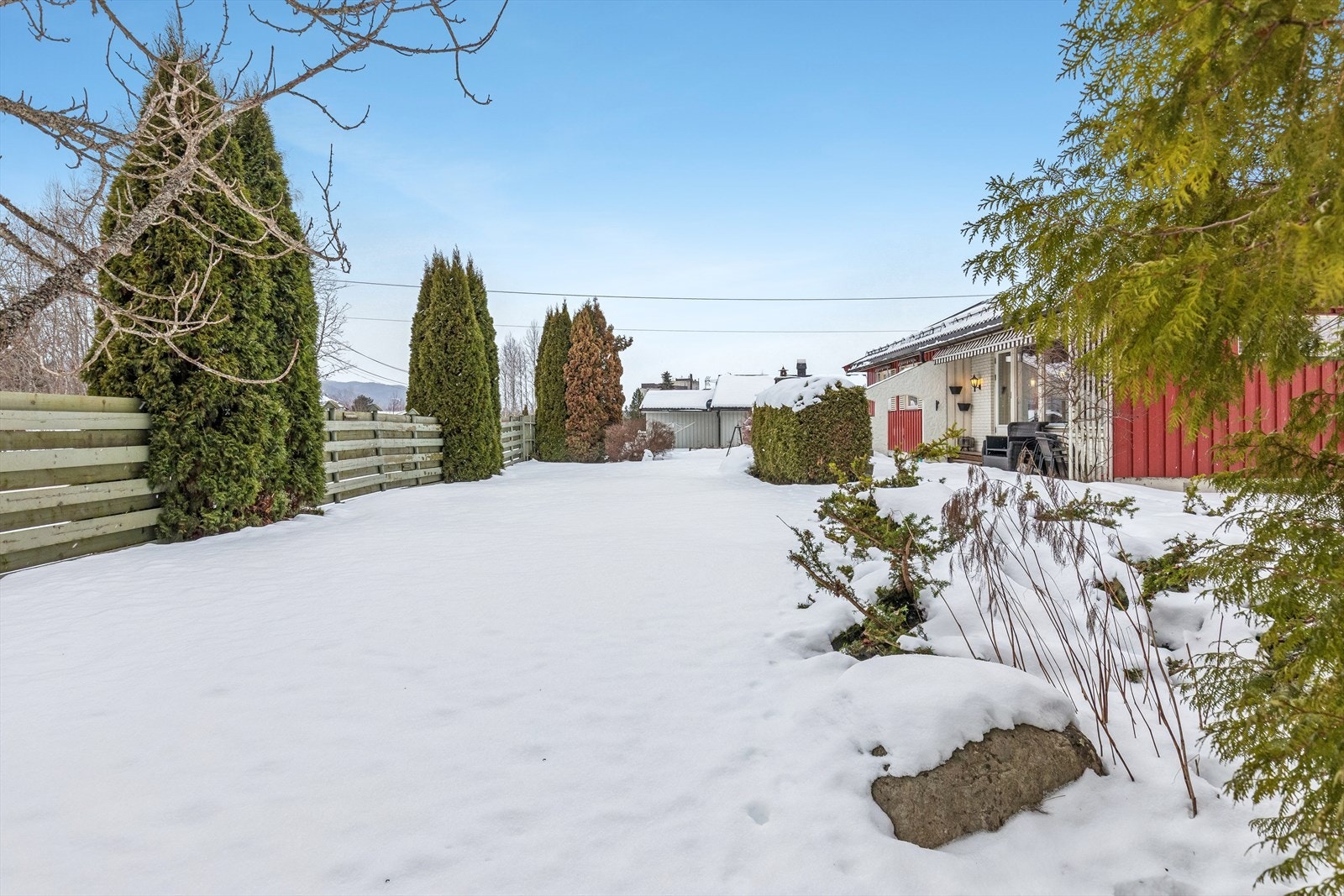 Stor, barnevennlig hage med kort vei til Glommasvingen skole, kun 7 minutter unna. Galleribilde