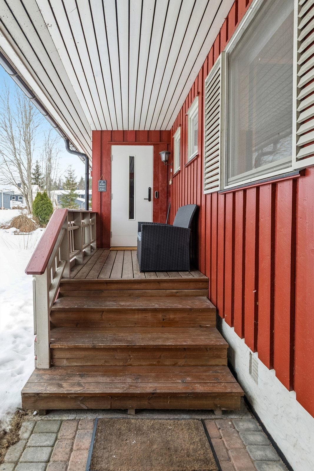 Overbygd inngangsparti som gir en lun og innbydende velkomst. Galleribilde