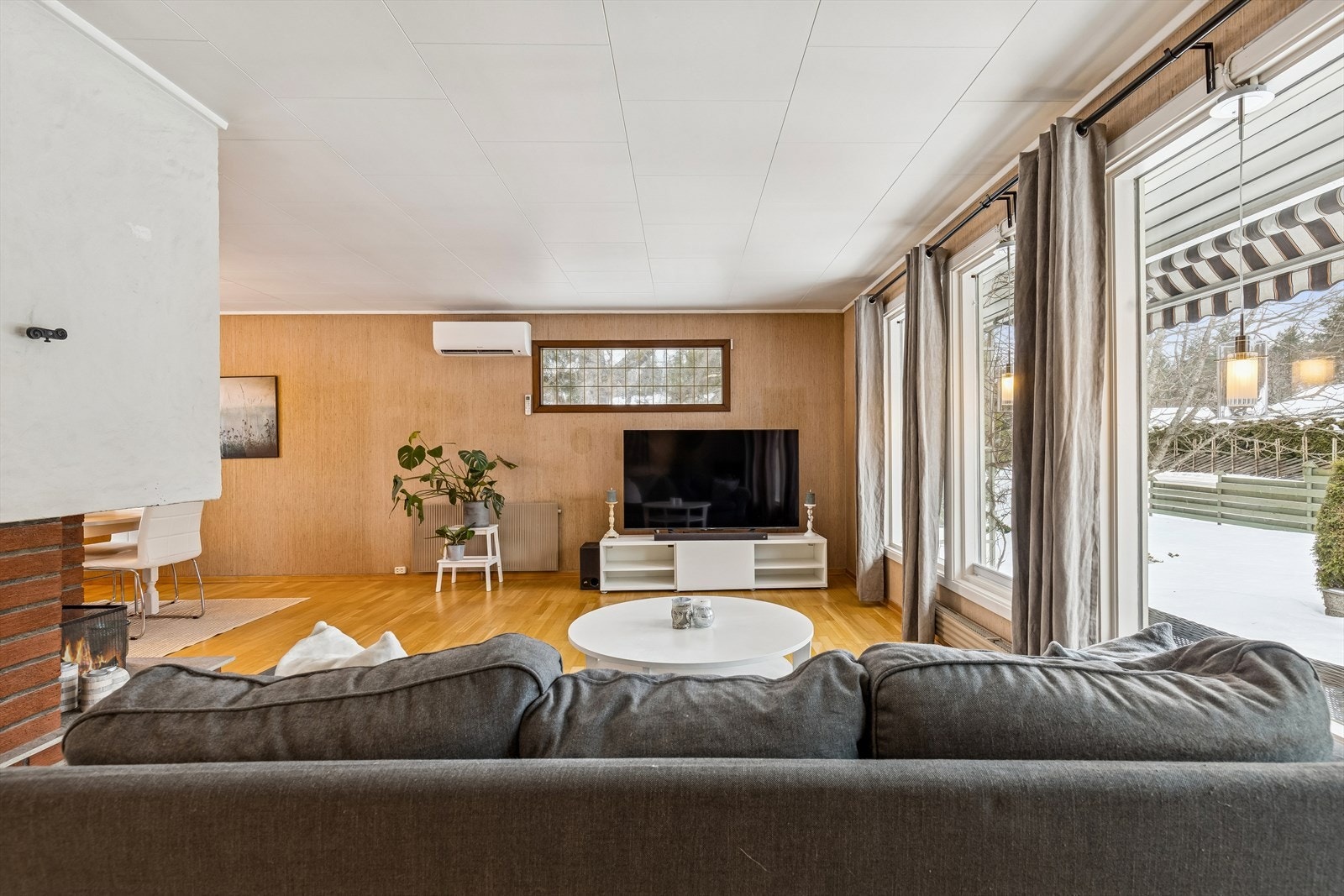 Stuen er et sentralt samlingspunkt med god plass til både sofagruppe og spisebord. Galleribilde