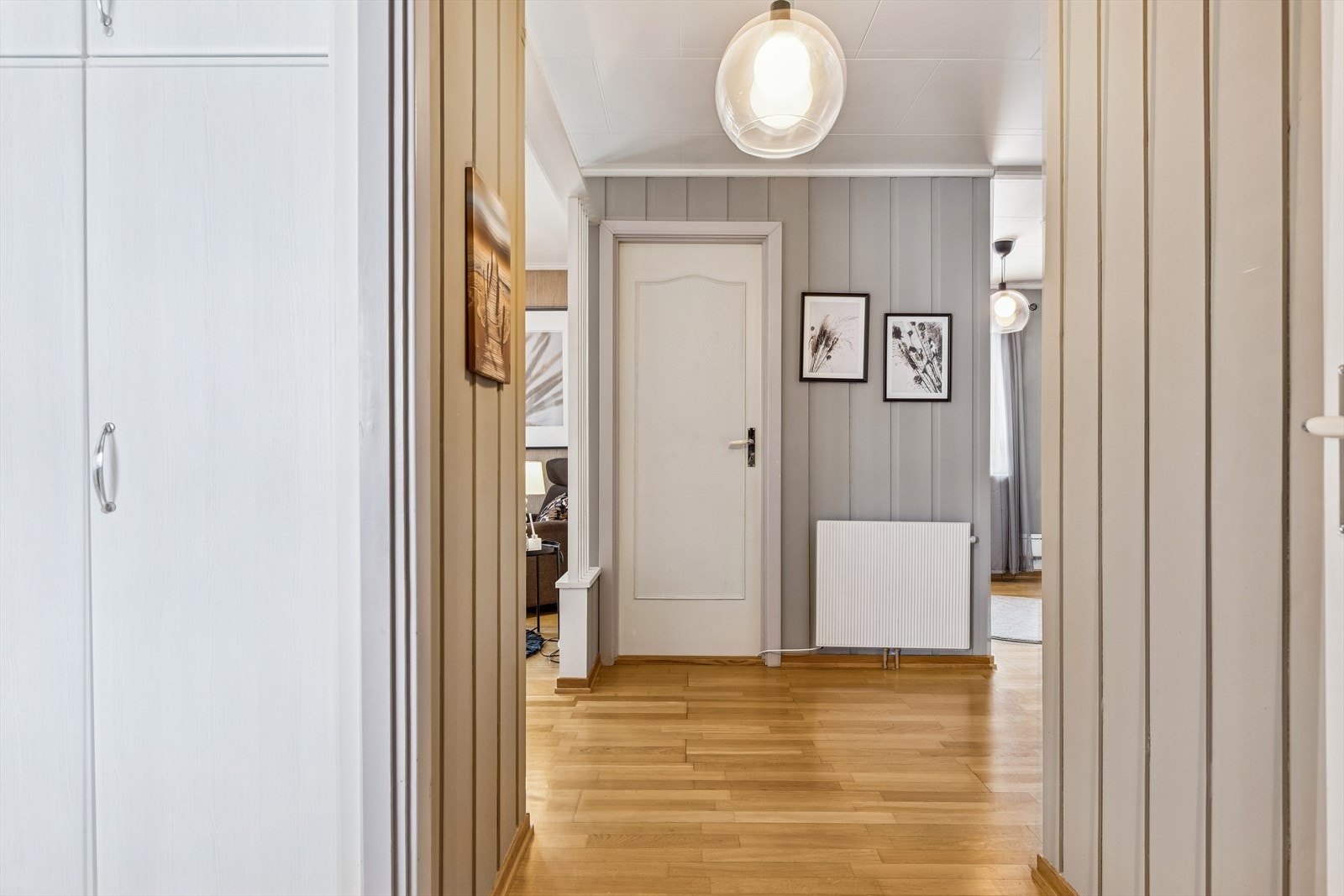 Gang som binder sammen soverommene og oppholdsrommene i hovedetasjen. Galleribilde