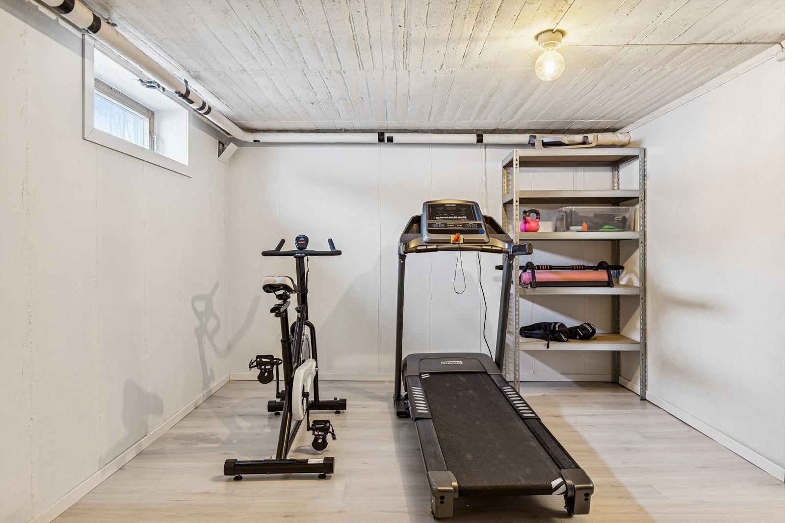 Eget treningsrom i underetasjen, et supplement til nærliggende tilbud som Motus treningssenter. Galleribilde