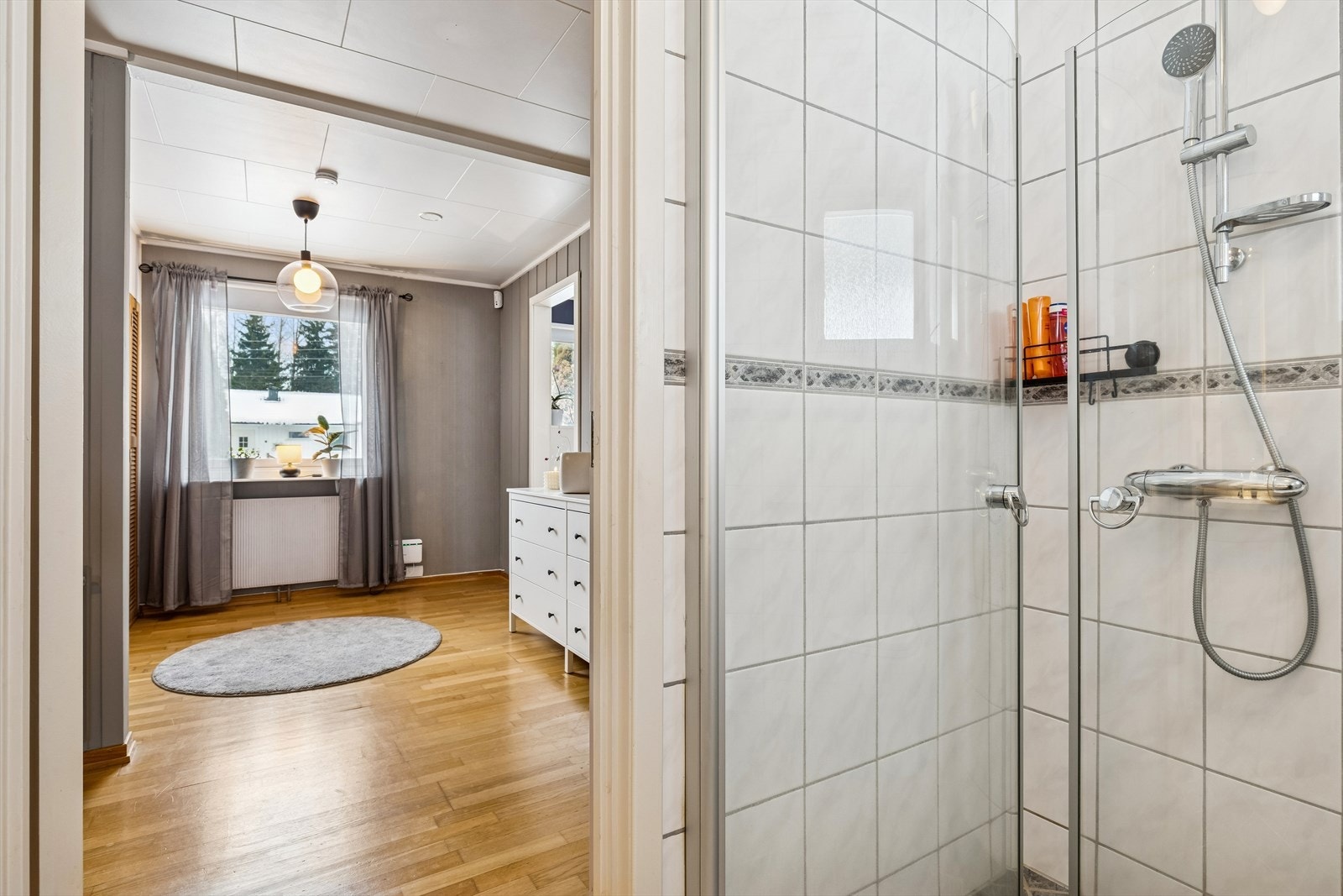 Badet er utstyrt med et praktisk dusjhjørne med innfellbare dører. Galleribilde