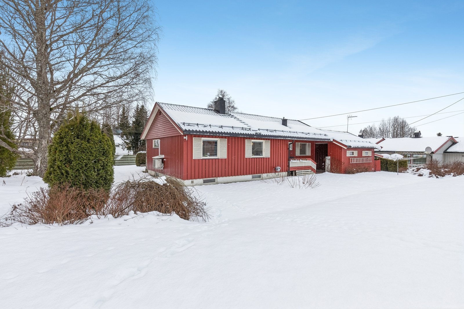 Enebolig med en romslig og privat hage, beliggende i et trygt nabolag med lite trafikk. Galleribilde