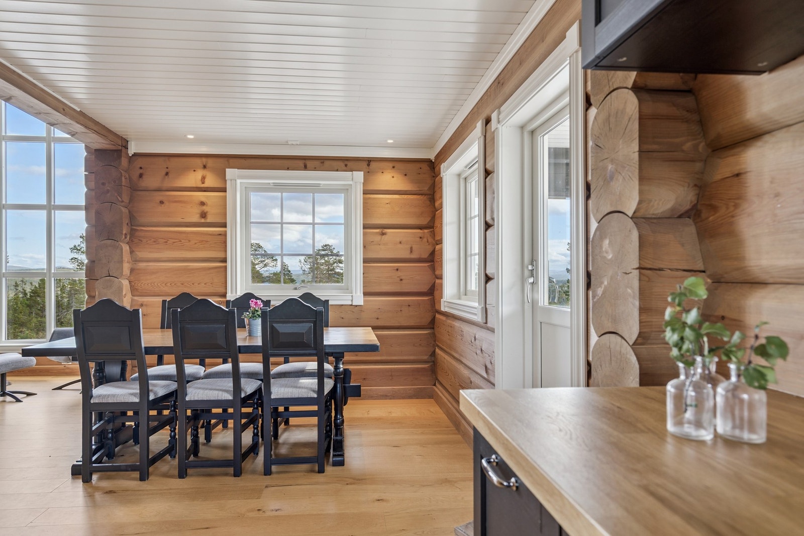 God plass til spisebord i tilknytning til kjøkkenet. Galleribilde