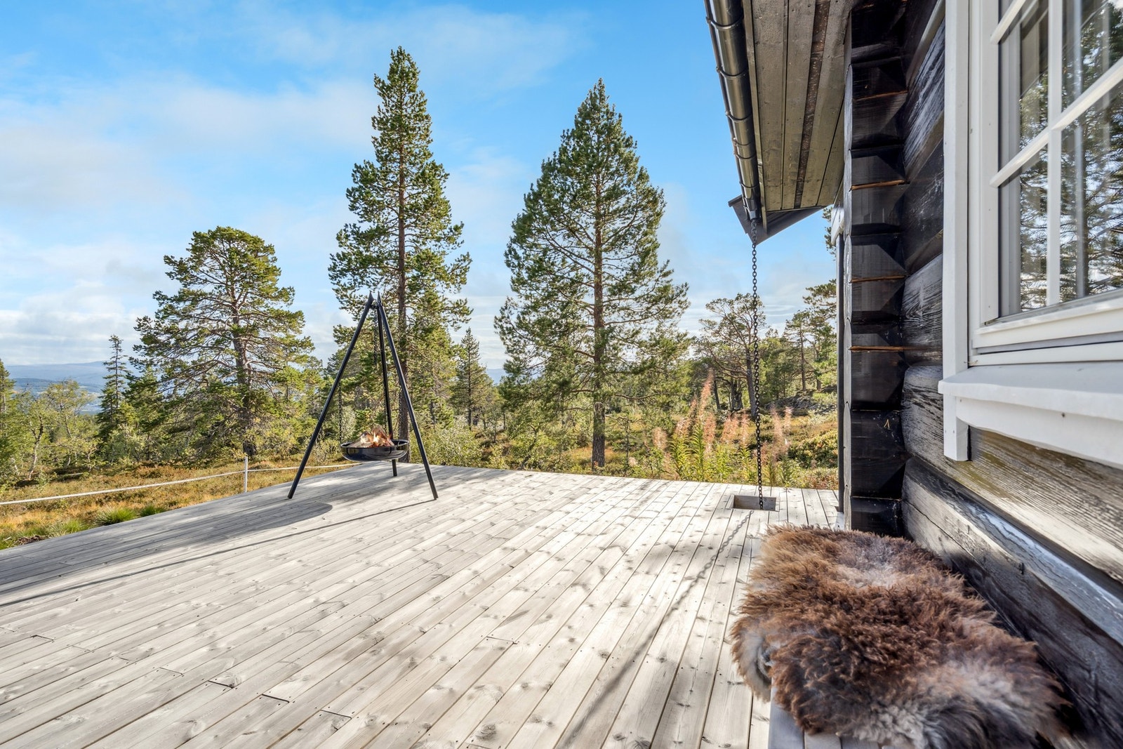 I tillegg til aktivitetene rundt hytteveggen er det en kort skitur opp til Vardebu og de videre preparerte løypene mot Selbuskogen skisenter i øst eller mot Gammelvollstuggu i vest. Galleribilde