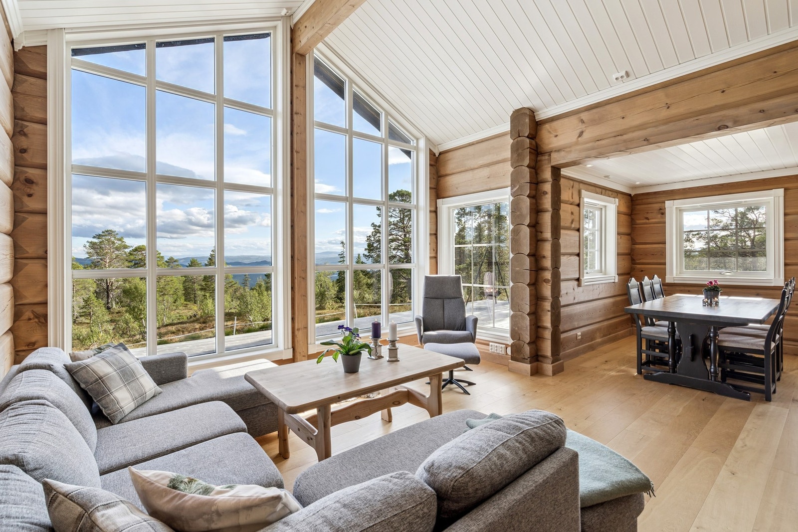 LOXIT Isolaft byggesystem er et byggesystem som gir et vakkert og eksklusivt laftet uttrykk, med store dimensjoner norsk malmrik furu. Galleribilde