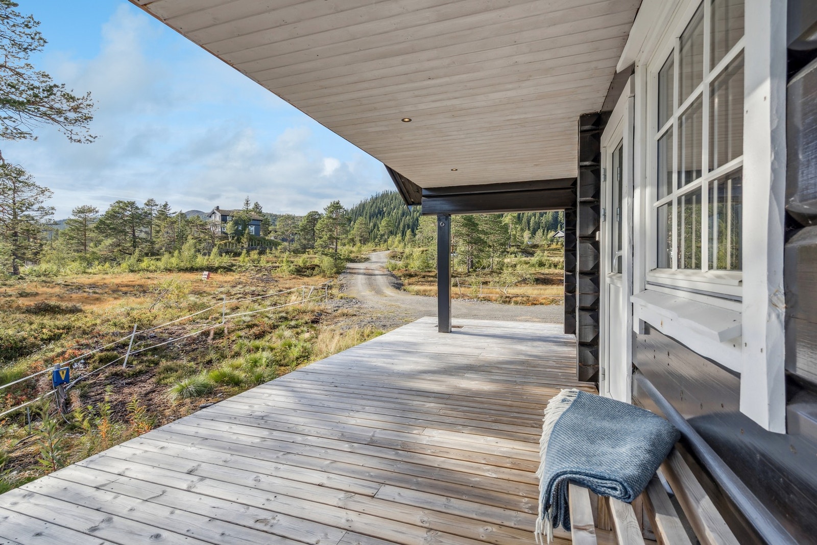 Prepareringsmaskinen til skiforeningen har garasje rett bortenfor og sikrer nypreparerte løyper som ski in/ski out fra hytteveggen Galleribilde