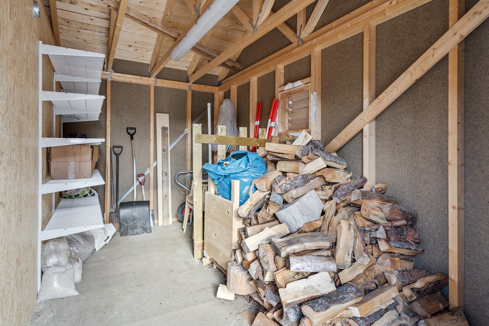 Praktisk bod i ut uthuset, godt egnet som lager/vedrom. Galleribilde