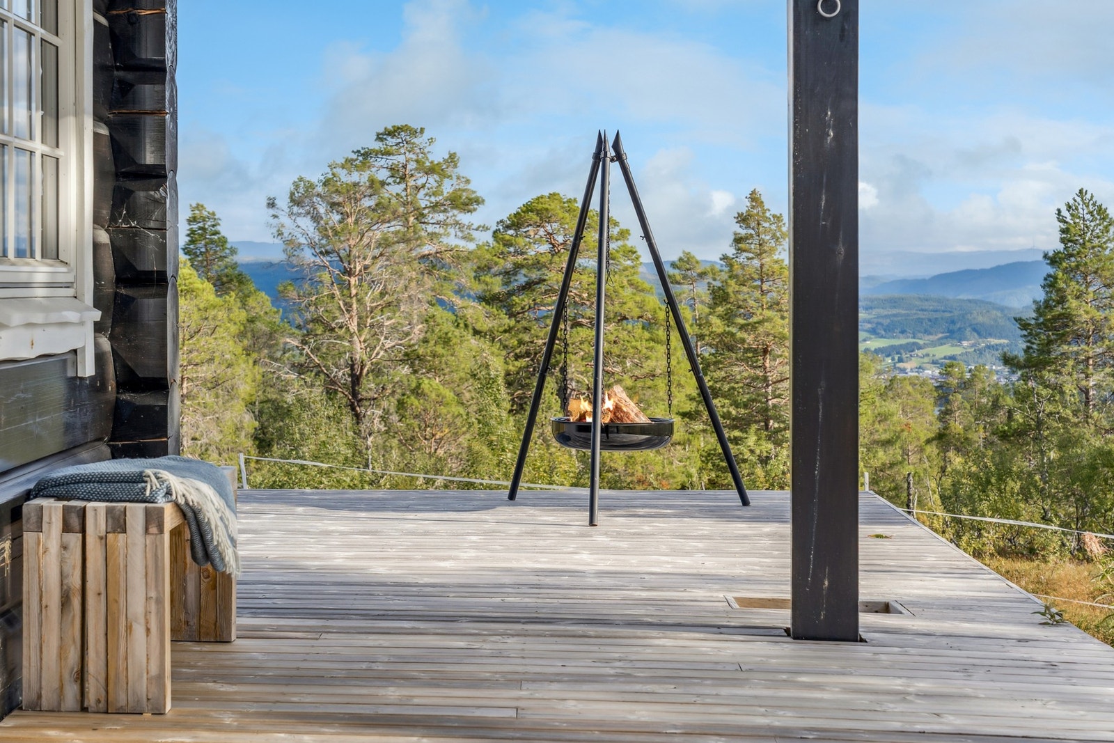 Hytta har utsikt sørover mot Selbusjøen og Selbu sentrum på andre siden av Selbusjøen. Hytta ligger for seg selv uten andre hytter tett inntil, og det er heller ingen andre hytter som forstyrrer den flotte utsikten. Galleribilde