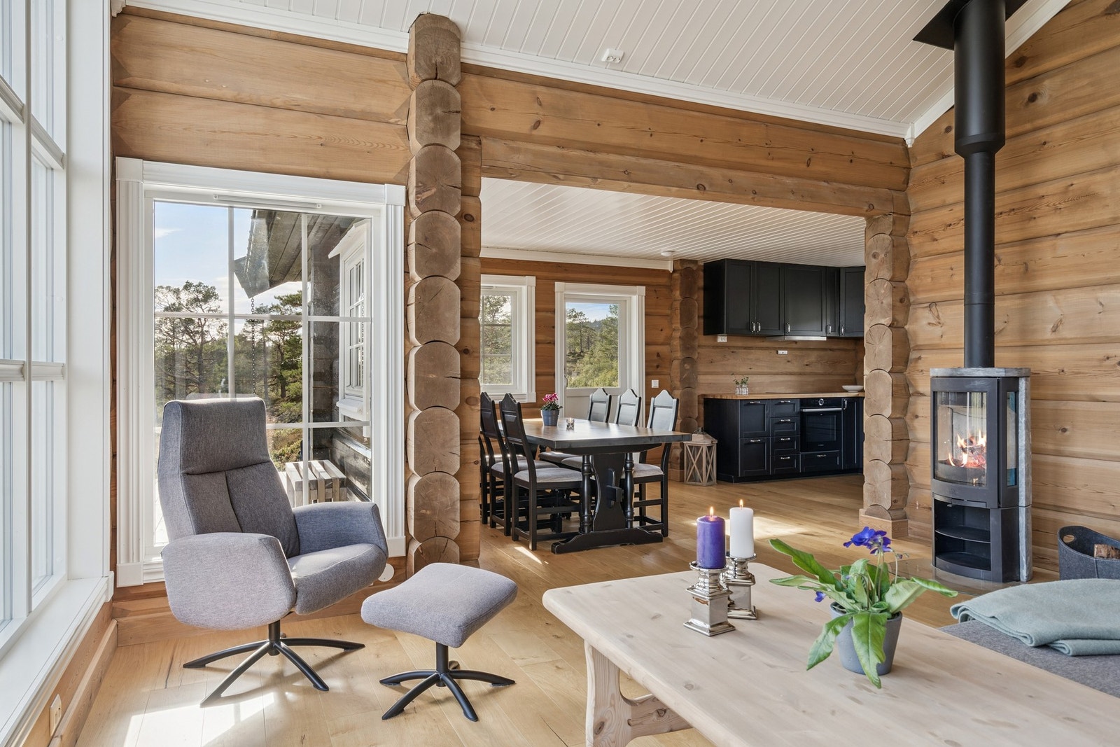 Stuen er av god størrelse og oppleves som lys og luftig som følge av god takhøyde. Galleribilde