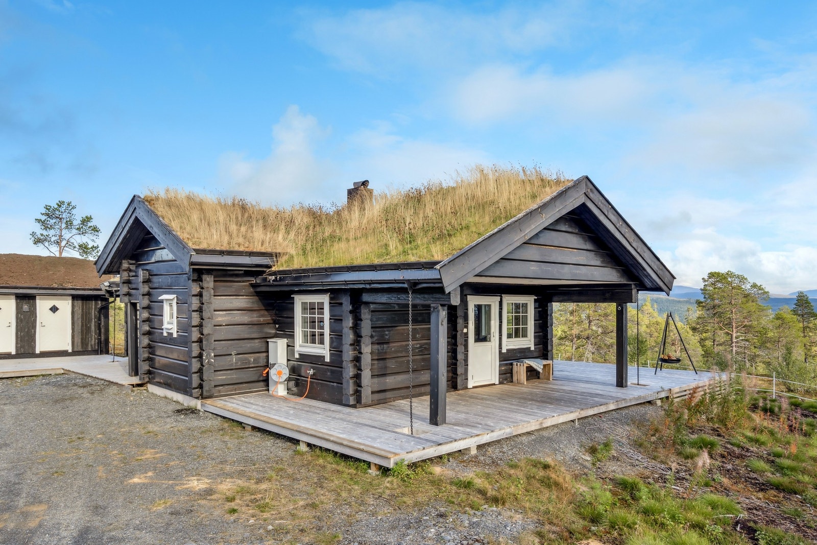 Hytta ligger nesten øverst i Damtjenna hyttefelt på Selbustrand, kun 35 minutters kjøring fra Stjørdal og 60 minutter fra Trondheim. Galleribilde