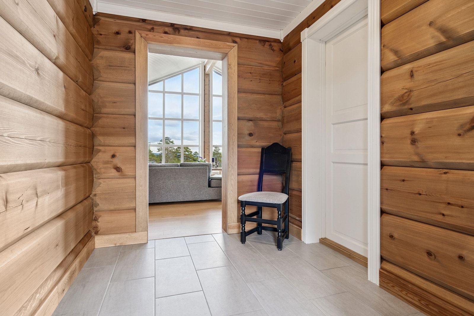 Flislagt gang. Galleribilde