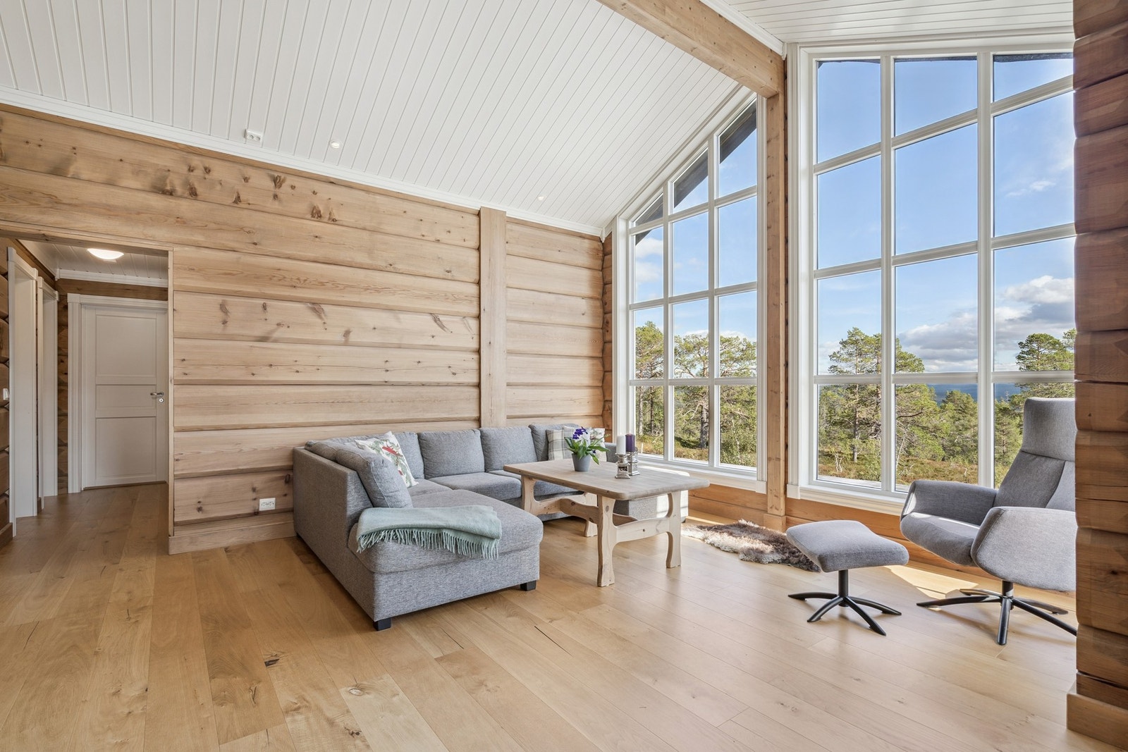 Fra stuen kan man nyte fantastisk utsikt. Galleribilde