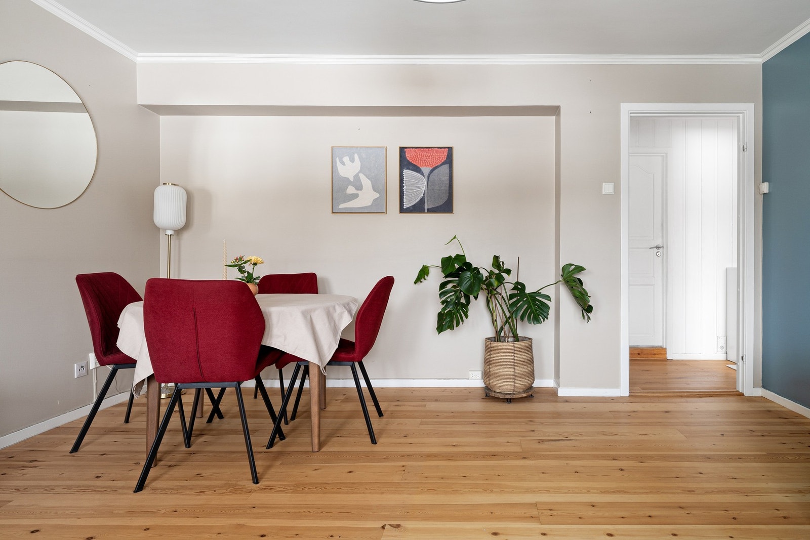 Vegger og himlinger består av malt betong, malt panel og malte plater. Galleribilde