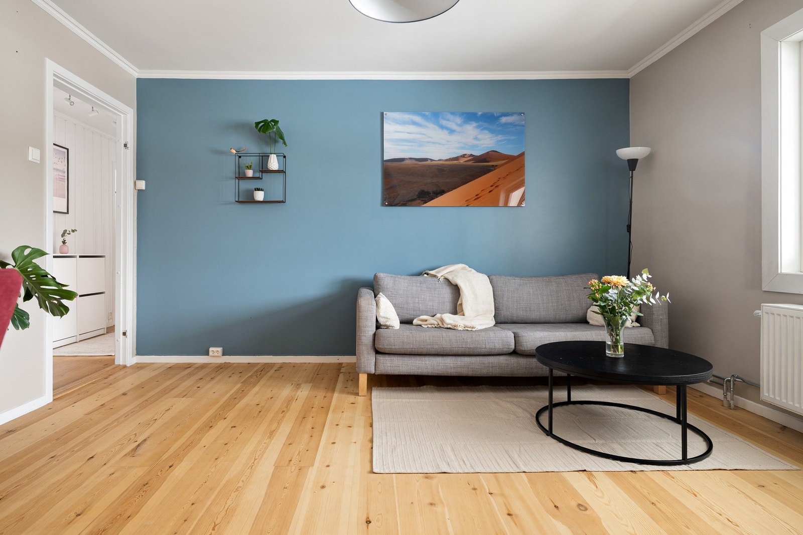 Oppvarming med radiatorer fra fjernvarmeanlegg. Nye radiatorer og nye rør i 2020. Radiator i stue, kjøkken, på begge soverommene og på badet. Galleribilde