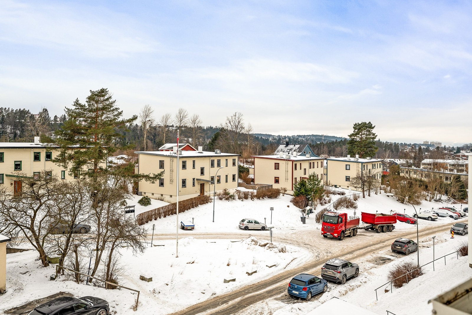 Beliggenheten gir kort vei til barnehager, Rustad skole, dagligvarebutikker, kollektivtransport og flotte turmuligheter i Østmarka Galleribilde