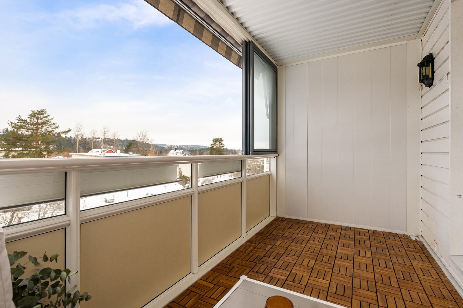 Balkongen er oppmålt til 9 kvm. Nye hardtrefliser på gulvet i 2025. Galleribilde