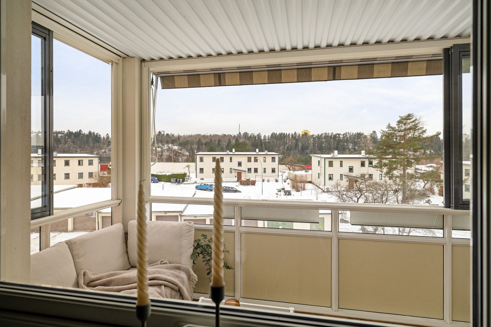 Balkongen er utstyrt med lys, stikkontakter og varmelampe samt integrert markise og blomsterkasser. Galleribilde