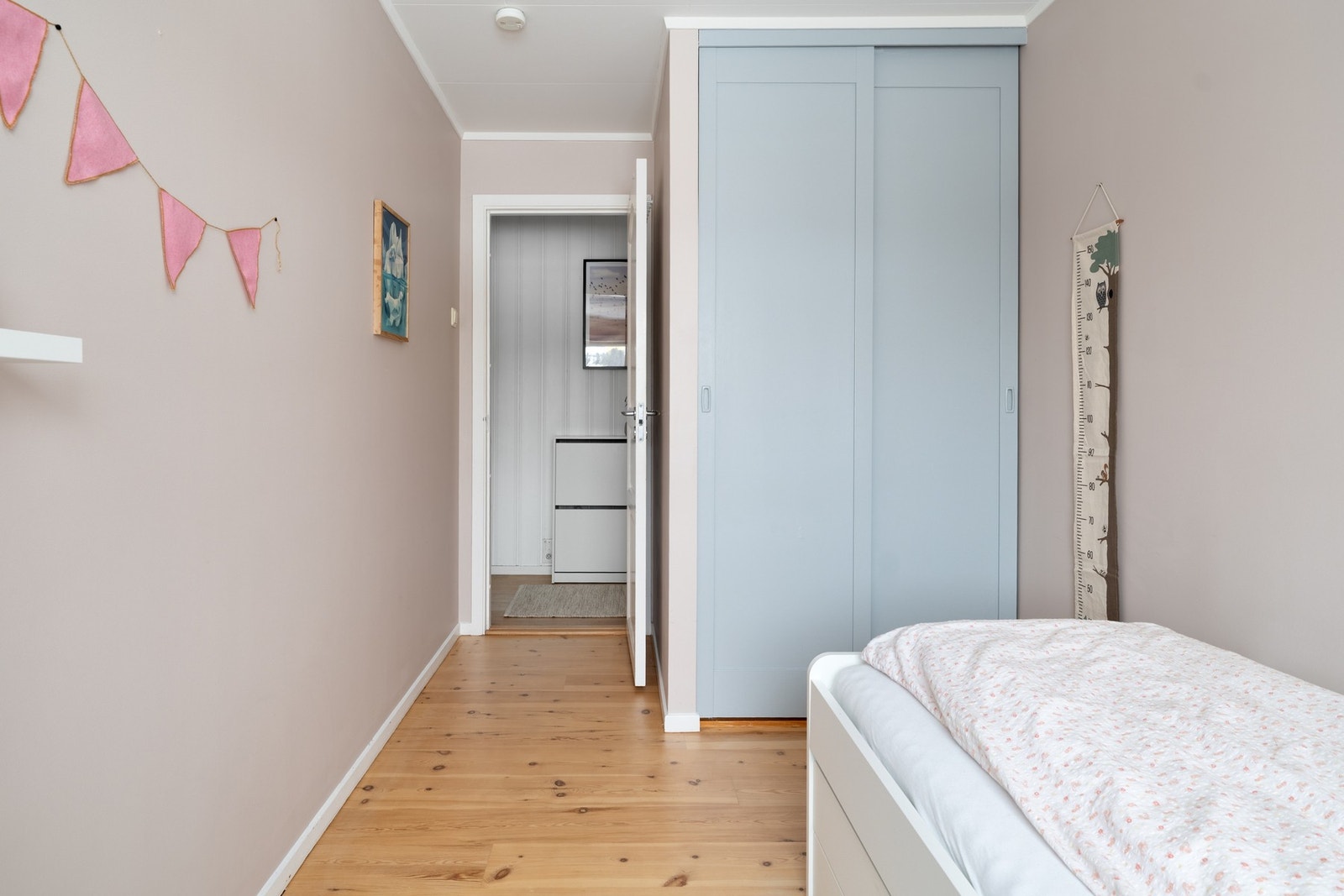 Skyvedørsgarderobe fra gulvt til himling. Galleribilde