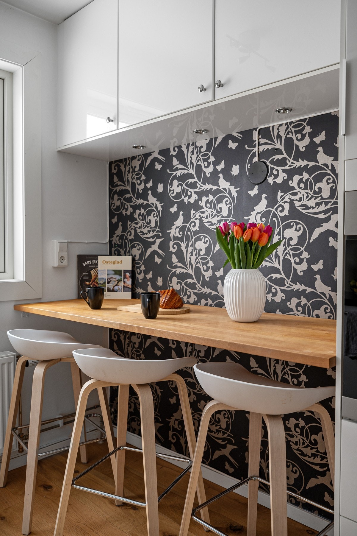 Frittstående kjøleskap medfølger + integrerte hvitevarer medfølger: stekeovn, induksjonstopp, oppvaskmaskin. Galleribilde