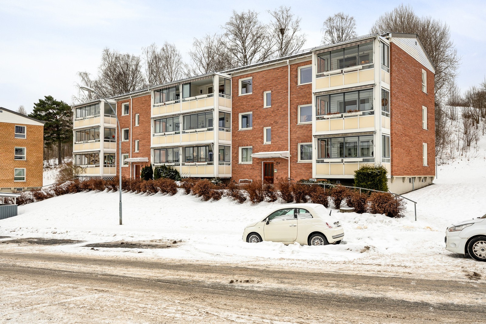 Boligblokk over 3 etasjer og kjeller fra 1959. Balkongene ble innglasset i 2003. Galleribilde