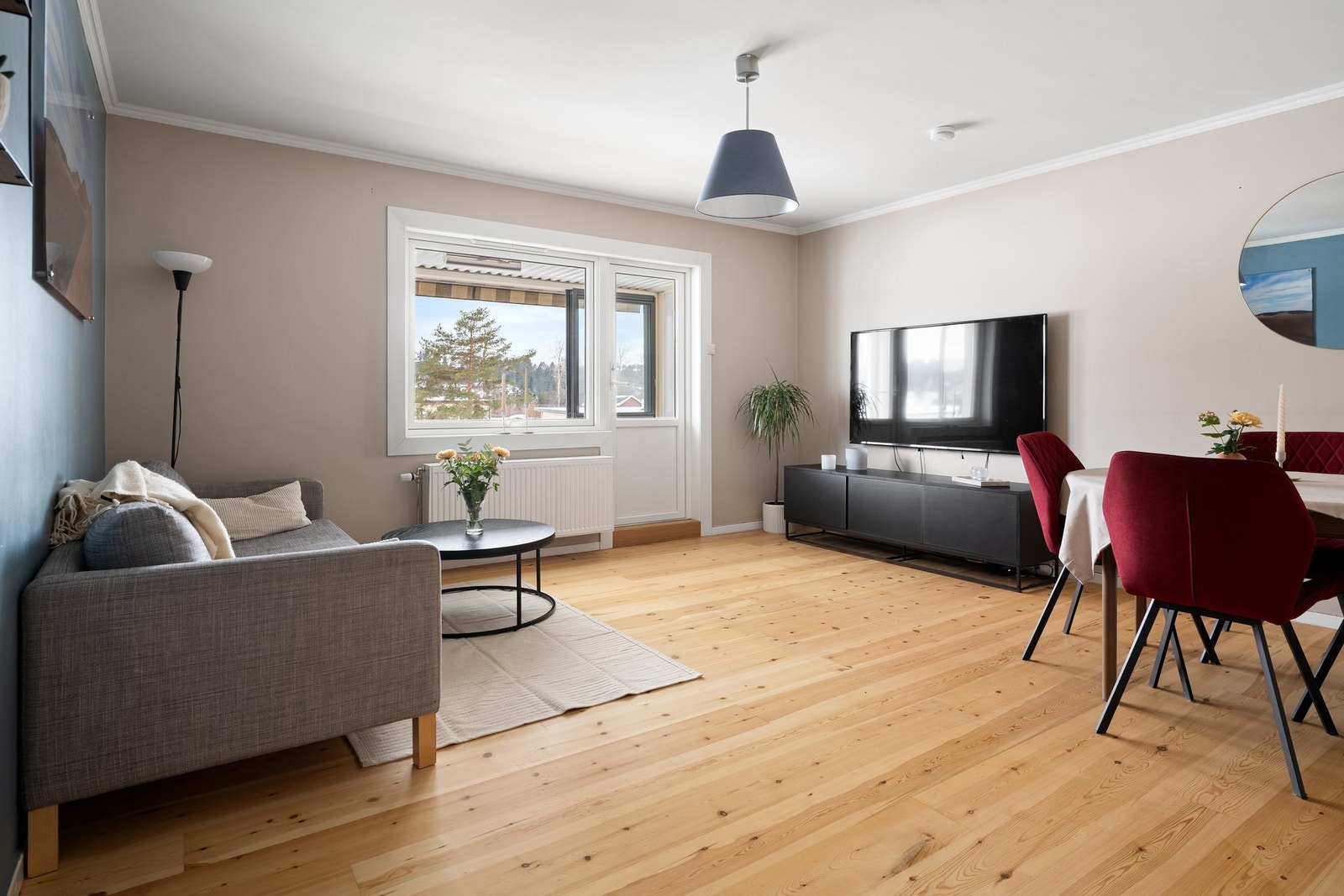 Velkommen til Løvsetdalen 12 A - En lys og gjennomgående 3-roms toppleilighet i 3. etasje. Foto: Henrik Sporsheim / Tigerstaden Boligfoto. Galleribilde