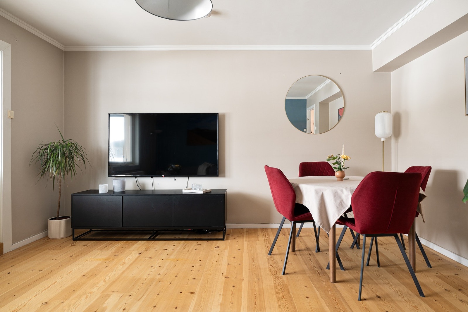 God plass til både sofa- og spisegruppe i stue. Galleribilde