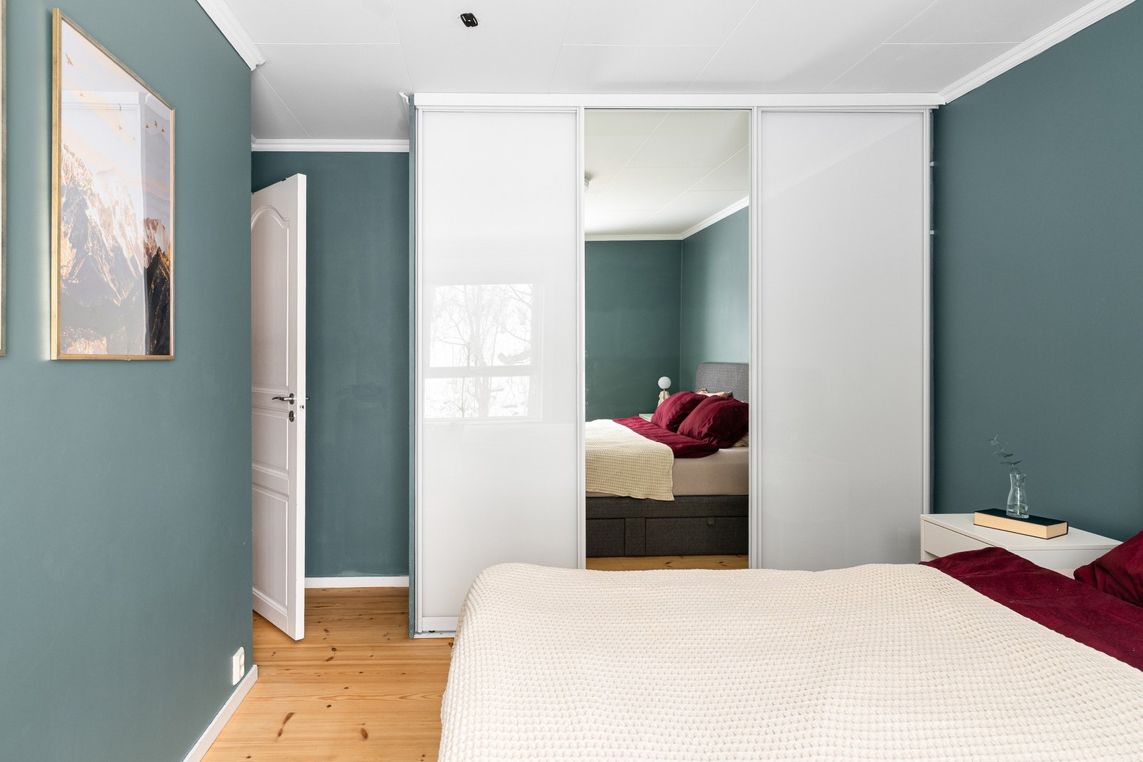 Begge soverommene har gode oppbevaringsmuligheter i skyvedørsgarderober. Galleribilde