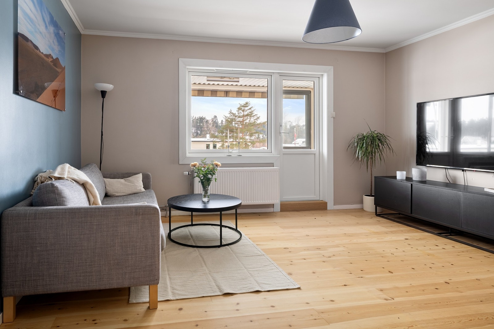 Romslig stue med store vindusflater som gir mye lys og utsyn. Galleribilde