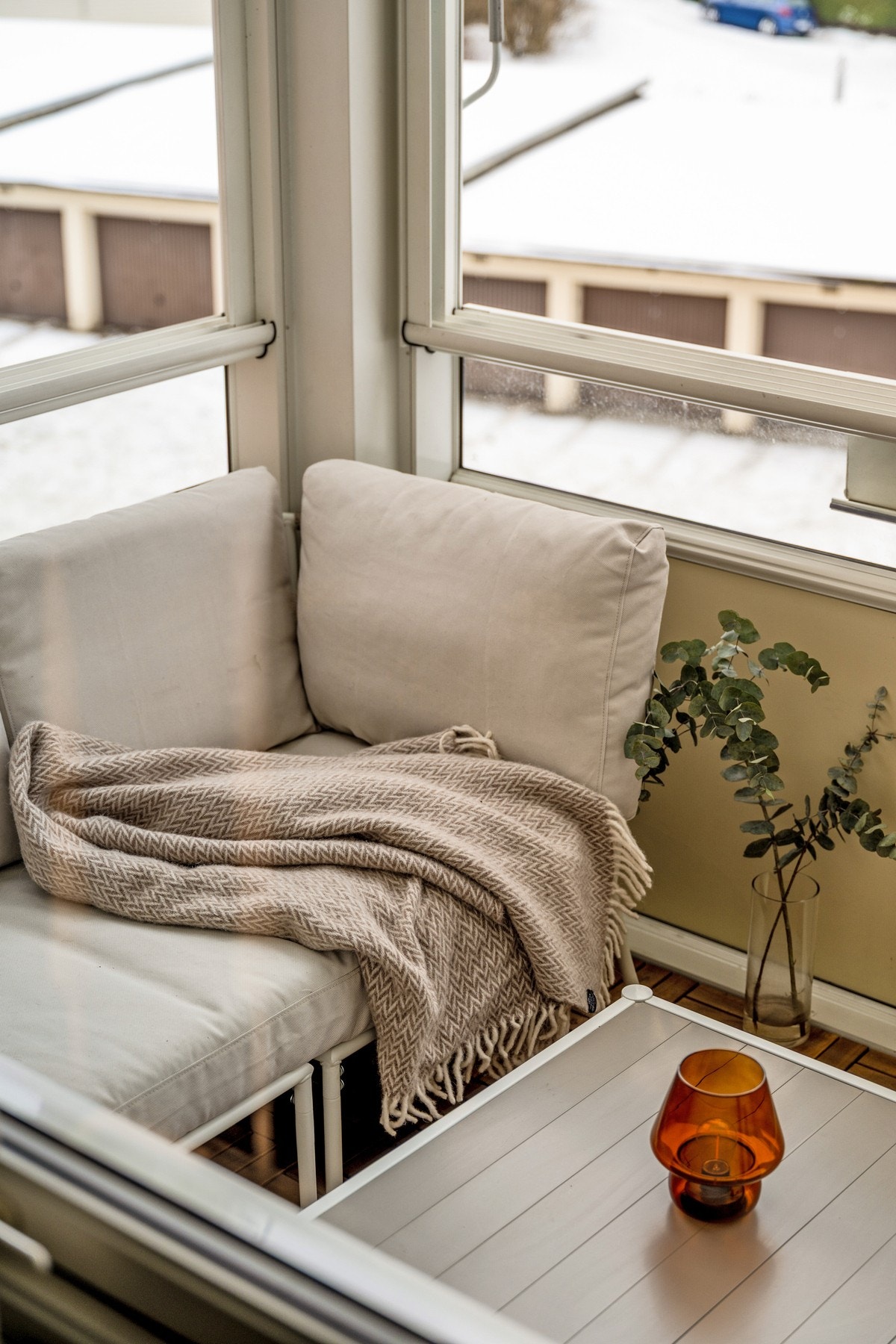 Medfølgende, montert varmelampe og innglassingen gjør balkongen mulig å bruke hele året. Galleribilde