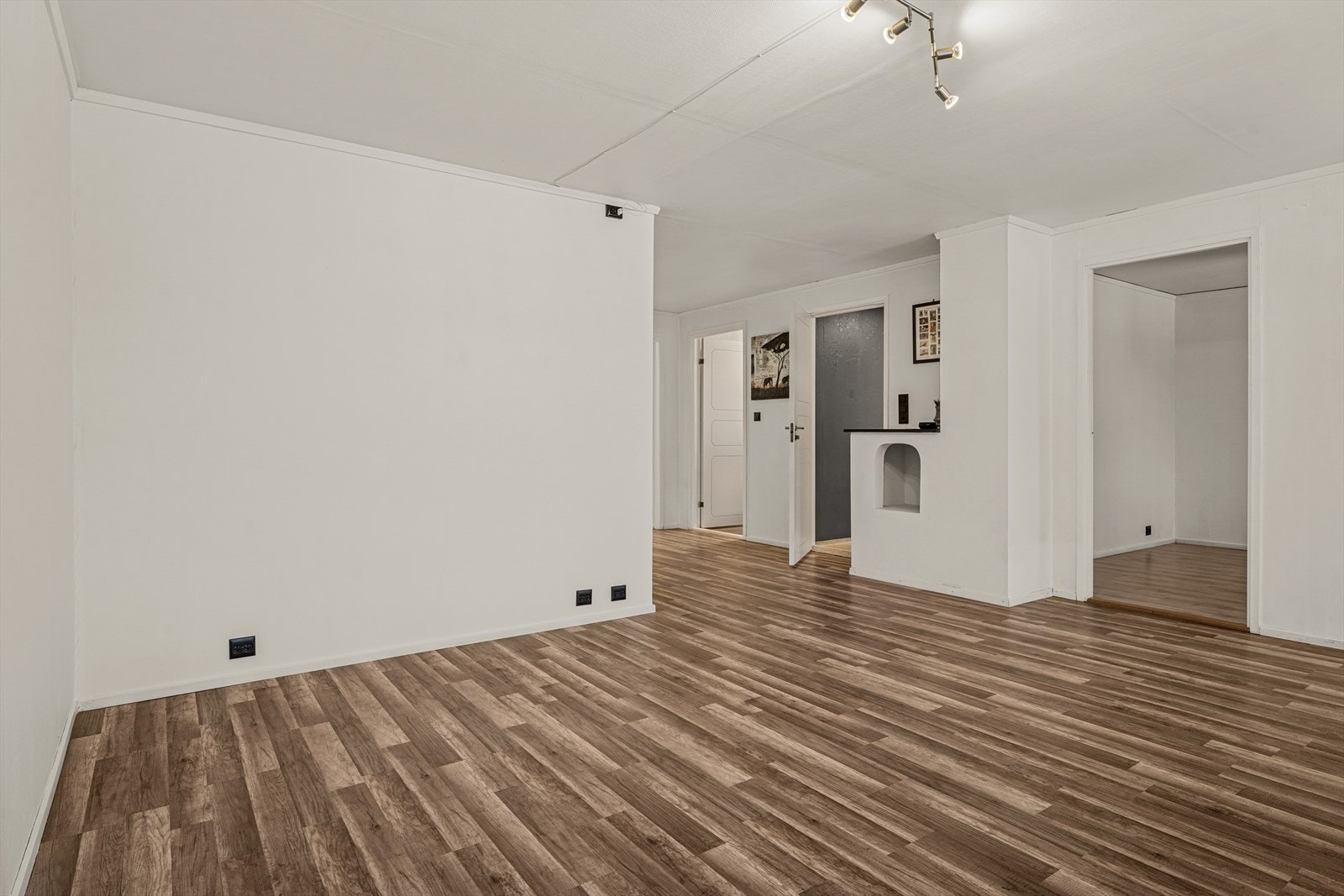 I 2026 ble det montert automatsikringer, flere nye stikkontakter og nye taklamper. Galleribilde