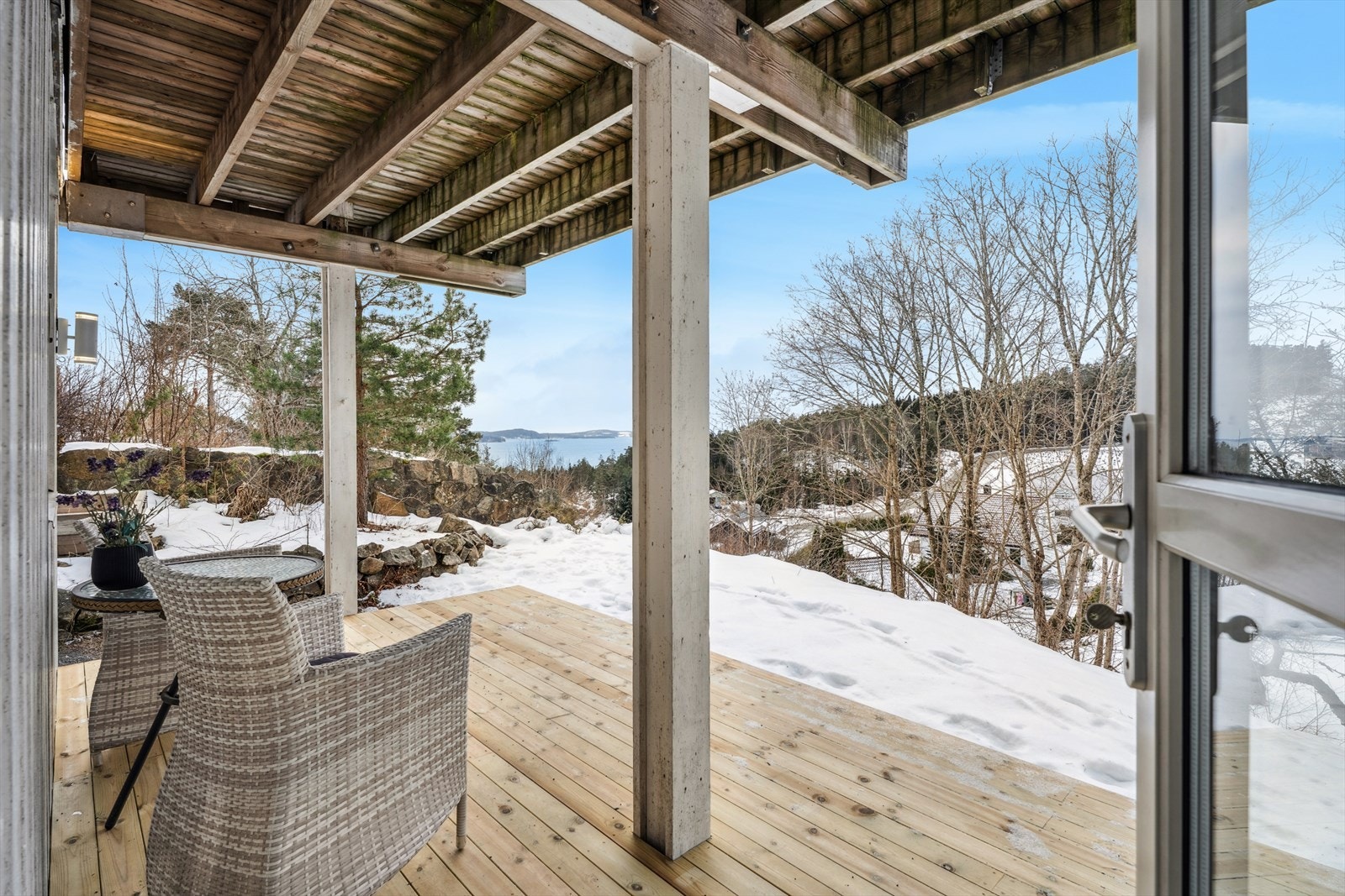 En sørvestvendt, overbygget terrasse med plass til utemøbler, ideell for avslapning utendørs. Galleribilde