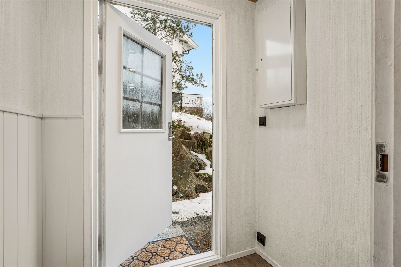 Velkommen inn! Entréen har sikringsskap med nye automatsikringer (2026). Galleribilde