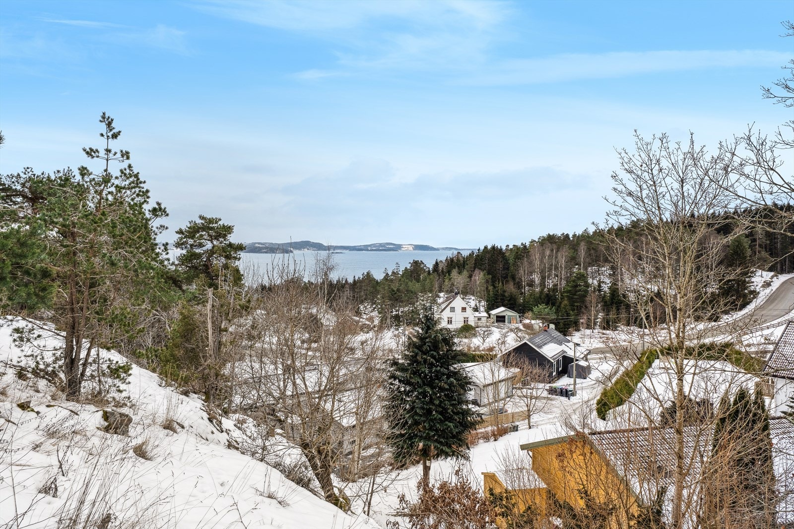 Utsikt mot nærliggende landskap og Oslofjorden gir en naturskjønn beliggenhet. Galleribilde