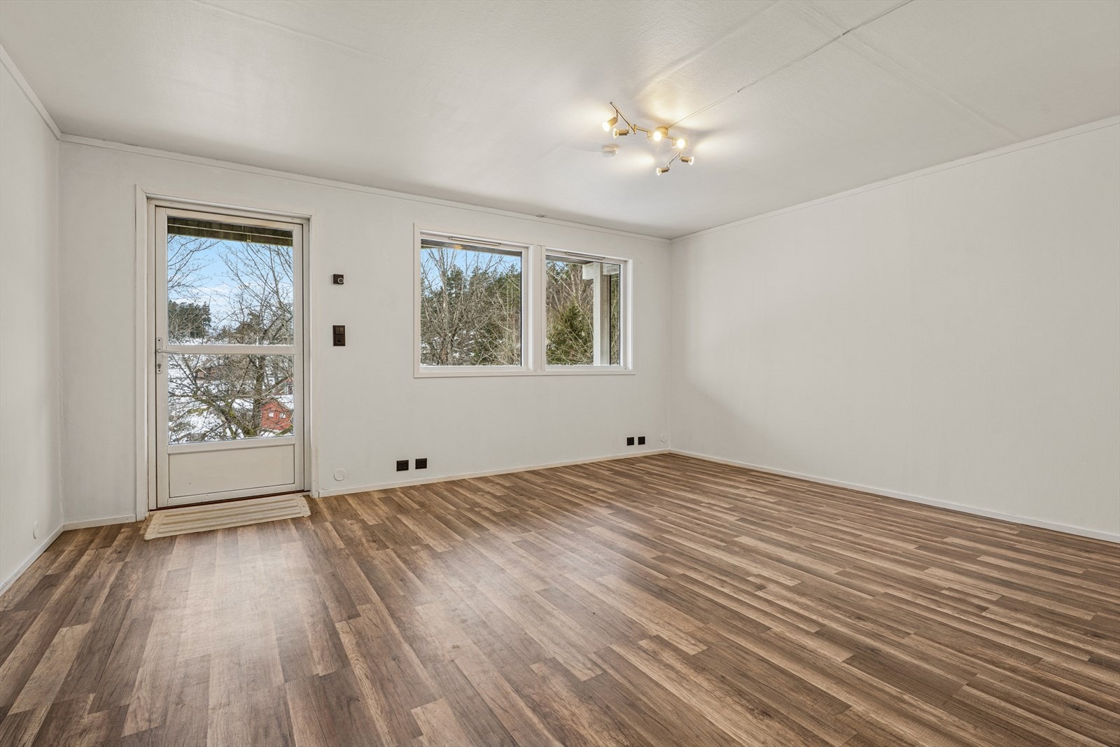 Fra stuen er det utgang til en herlig terrasse. Galleribilde