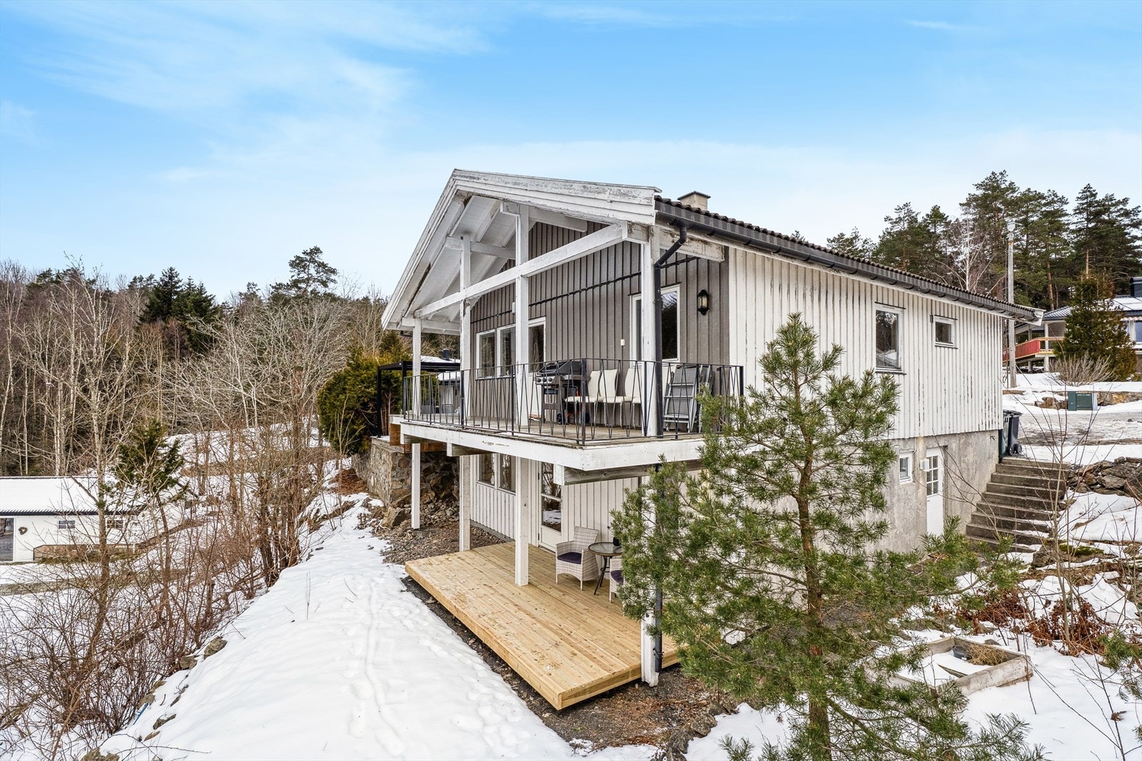 Dette er en horisontaltdelt tomannsbolig. Filtvetveien 15A ligger i bygningens sokkeletasje. Parkering på felles festetomt. Til blindvei. Galleribilde