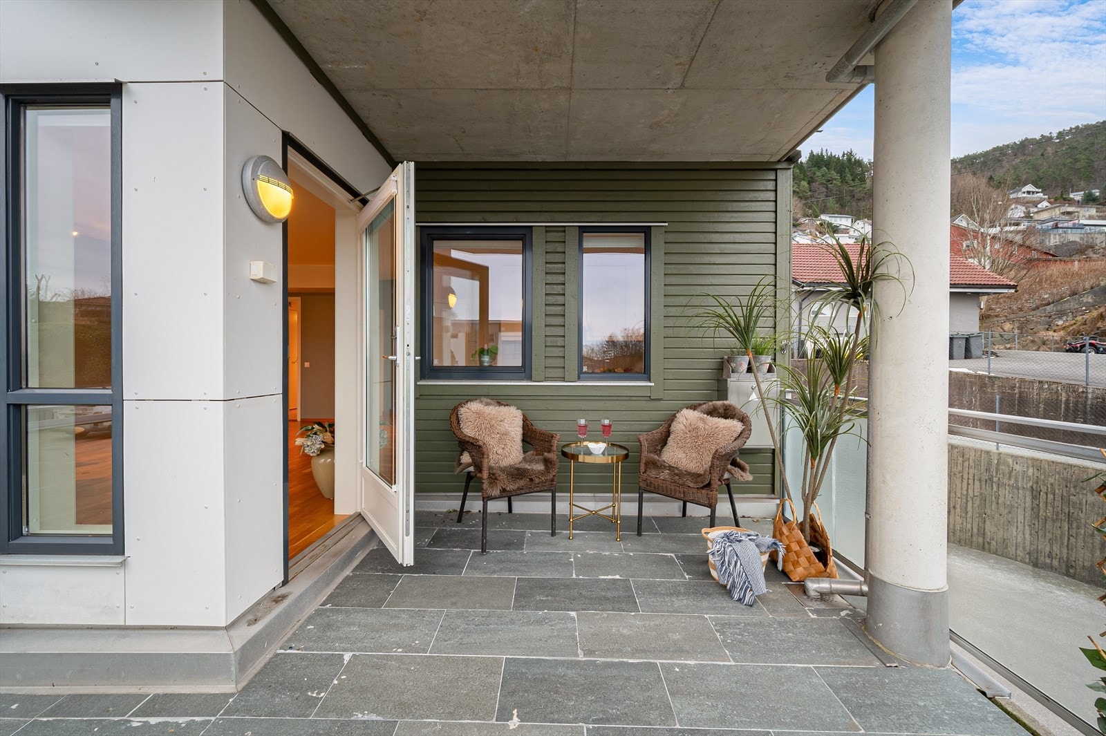 - Det at balkongen er delvis overbygget gjør bruksmulighetene betraktelig større, og utemøbler o.l. kan stå ute året rundt - Galleribilde